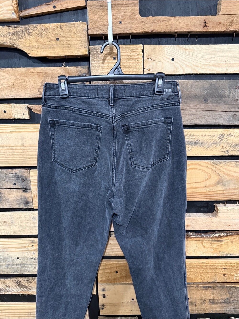 Hollister Women’s Black High Rise Curvy High Rise Mom Jean Size 29 Long - Picture 5 of 8